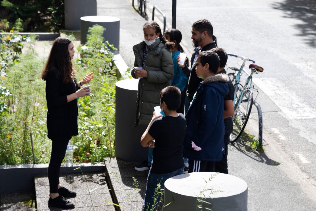 Julie Hoedts, médiatrice de panoramas, parle à un groupe d'habitants pour présenter les ateliers partagés