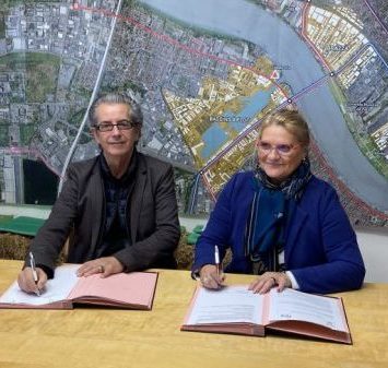 Jean Jacques Puyobrau et Nathalie Laporte signant la convention