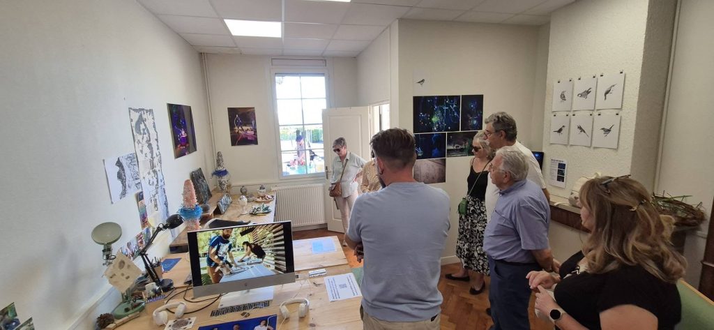 des gens visitent l'exposition à l'Atelier Nomade de panoramas